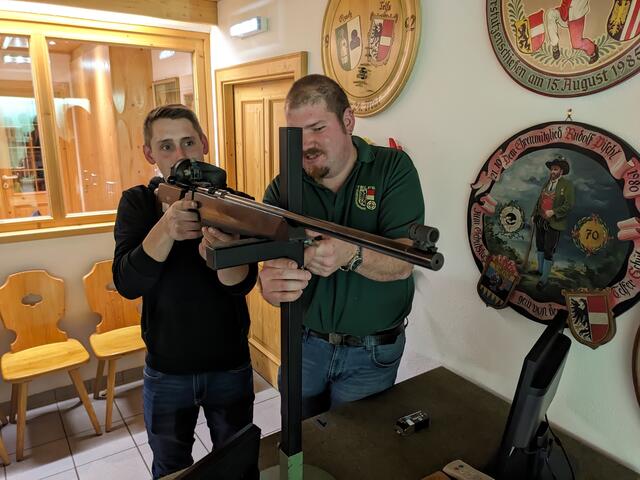 Ludwig Grillhösl (welcher sich mit Rudolf Kluckner den ersten Platz teilte) beim Schuss auf die originale Jahresscheibe | Foto: Schützenkompanie Telfs