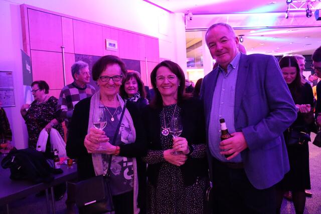 Gute Stimmung und nette Gespräche bei Christine, Eva und Martin | Foto: MeinBezirk.at