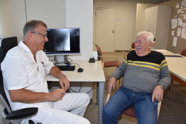 Josef Ökrös profitierte als erster Patient in Ried von einer urologischen Operation mit
dem Da Vinci-System – im Bild mit Primar Johannes Esterbauer. | Foto: KH BHS Ried