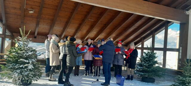 Die weihnachtlichen Weisen sowie das gemeinsame Singen der Gäste mit Chorleiter Florian Eller gaben der Veranstaltung einen würdigen Rahmen. | Foto: privat