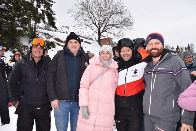 AR-Vors. der Schlick Gerold Bacher (2.v.l.) mit den Skischulbetreibern Albin Knoflach (l.) und Christian Ilmer, dessen Gattin Jessy und Serleslifte-GF Leonhard Rasinger (r.) | Foto: Kainz
