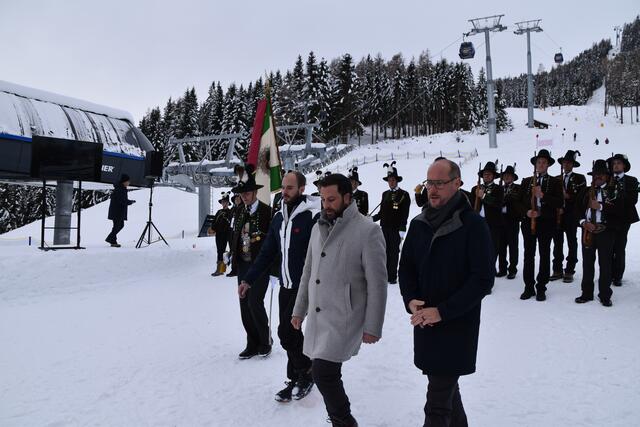 Die Ehrengäste beim Abschreiten der Front: Staatssekretär Florian Tursky, LH-Stv. Georg Dornauer und LR Mario Gerber | Foto: Kainz