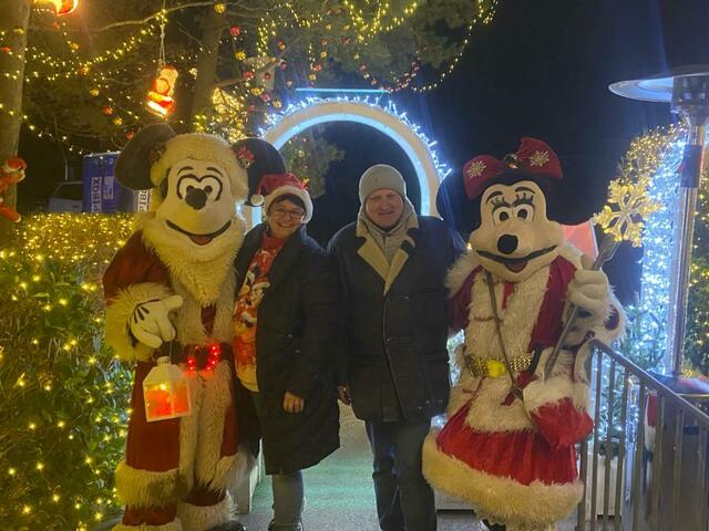 Sabine mit ihrem Mann Gerald, Mickey und Minnie Mouse. Das Ehepaar Gollnhuber stammt gebürtig aus Kapfenberg.  | Foto: Gollnhuber