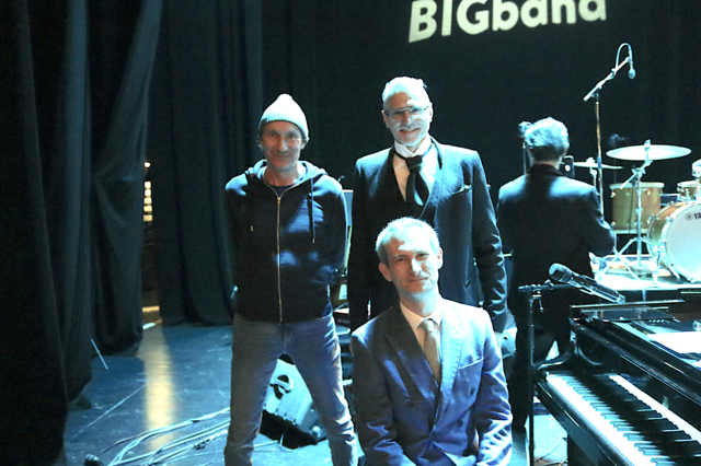 Michael Wandaller (Organisation), Hans Lassnig (musikalische Leitung) und der Gast des Abends der englische Jazz-Sänger und Pianist Anthony Strong (vorne) | Foto: MeinBezirk.at