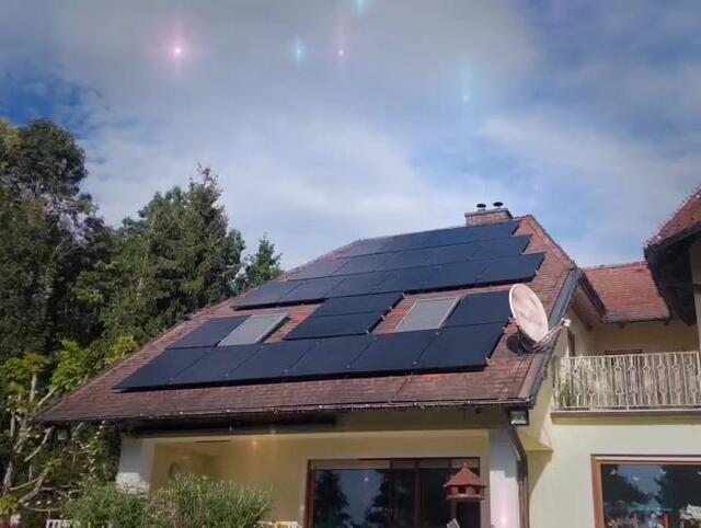 Heuer im Sommer wurde eine Photovoltaik-Anlage auf dem Hausdach installiert, die das Mehr an Stromkosten für die Weihnachtsbeleuchtung kompensieren soll.  | Foto: Gollnhuber