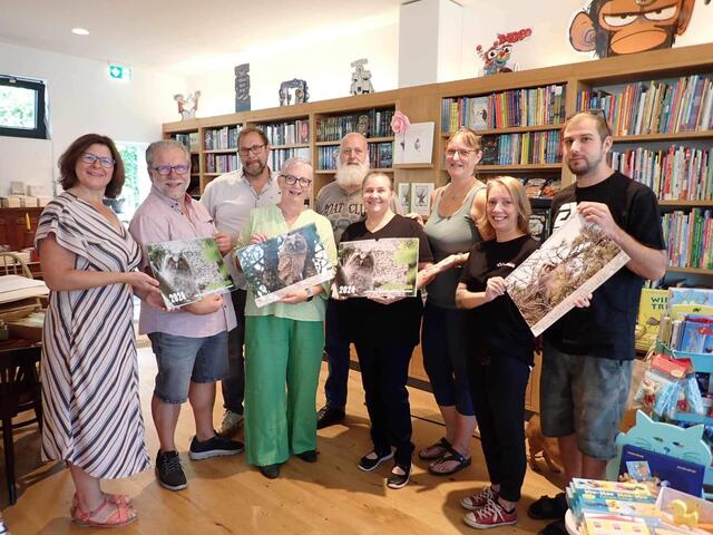 Mit der grünen Hose: Fotografin Michaela Vondruska unterstützt die Wildtierauffangstation von Claudia und Wolfgang Kaltenegger. 