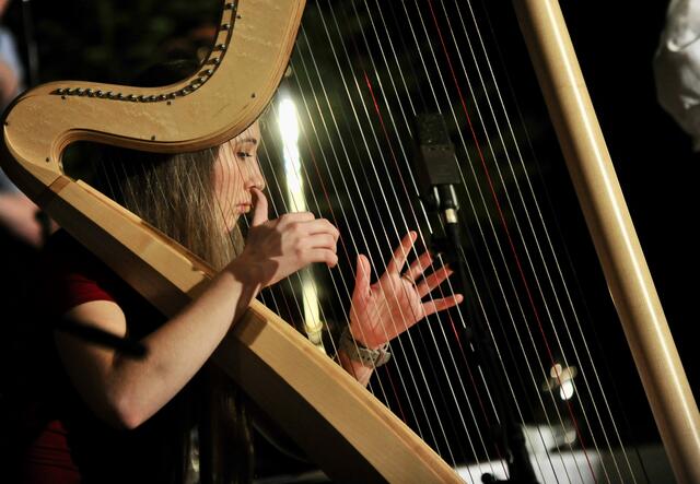 Gesang und perfektes Harfenspiel: Theresa Mayr lieferte einmal mehr Kostproben ihres Könnens.