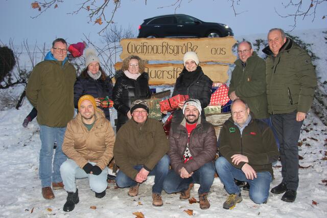 Bürgermeister Hofer mit Organisatoren des Adventmarktes. | Foto: Mold