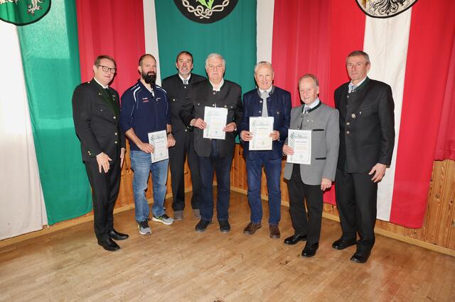 Die geehrten Mitglieder im Kreis der Gratulanten, an der Spitze Bgm. Marcus Martschitsch und Bezirksobmann Gerhard Mayer. | Foto: Alfred Mayer