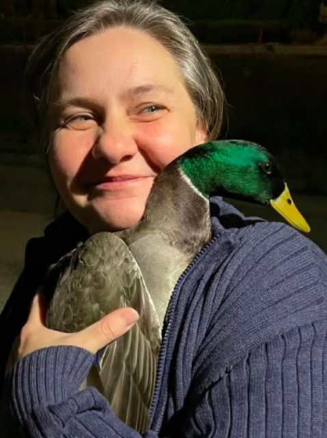 Claudia Kaltenegger absolvierte eine Ausbildung in Tierpflege und betreibt heute gemeinsam mit ihrem Mann Wolfgang eine Wildtierauffangstation in Traiskirchen. Ab 2024 wird ein neues Areal im Raum Bad Vöslau/Kottingbrunn gepachtet. Ehrenamtliche Helfer sind willkommen. 