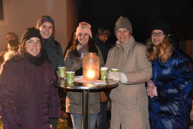Glühwein bei Kerzenschein gab es in Deutsch Schützen. | Foto: Michael Strini