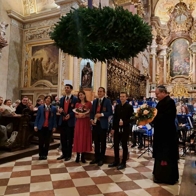 Obfrau Susanne Urteil, Kapellmeister und Musikschuldirektor Luca Pelanda, Solistin Clara Hellmich, Solist Ferdinand Urteil, Organist Daniel Freistetter und Propst Anton Höslinger | Foto: Stadtkapelle Klosterneuburg