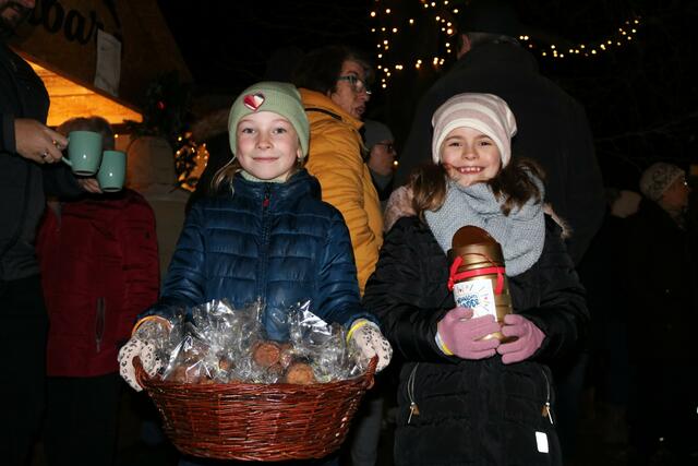 Gegen eine freie Spende wurden von den Kindern Kekse verteilt. | Foto: Vanessa Bogad
