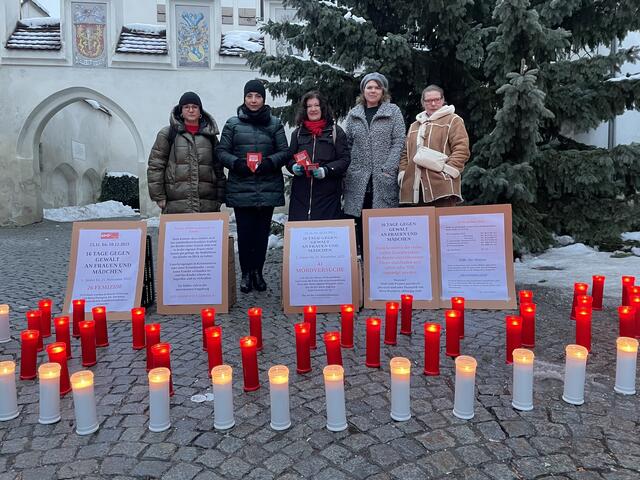 Hall-Vizebürgermeisterin Julia Schmid, SPÖ-Landesfrauenvorsitzende NRin Selma Yildirim und ihre Stellvertreterin Heidi Reitstätter, Bezirksfrauenvorsitzende LA Sonja Föger-Kalchschmied und TSD-Betriebsrätin Petra Kaiser (v.l.) | Foto: SPÖ-Frauen