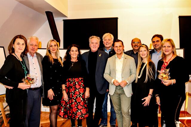 Sigi Kulterer (5. von links), Ehrenbürger der Gemeinde Ruden, stellt aktuell beim Kulturverein Drava in Schwabegg, Neuhaus, aus. Mit zahlreichen Gästen wurde die Ausstellung feierlich eröffnet. | Foto: KPD Drava