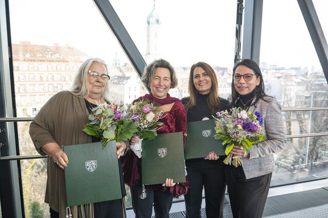 Zum Tag der Menschenrechte wurde der Menschenrechtspreis der Stadt Graz übergeben. Zu den Preisträgerinnen und Preisträgern gehören Elisabeth Hufnagl, Ruth Kathrin Lauppert-Scholz und der Verein "Woman Life Freedom". | Foto: Stadt Graz/Fischer