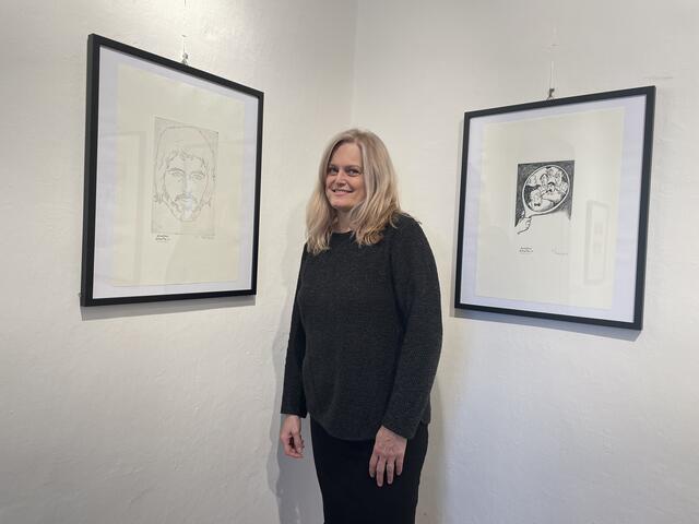 Petra Werkovits führte durch die Deix-Ausstellung und erzählte Anekdoten aus seinem Leben.  | Foto: Elisabeth Kloiber