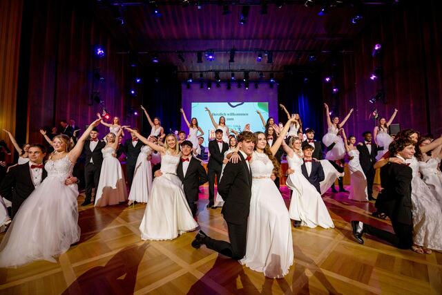 Exakt 1350 Karten waren innerhalb kürzester Zeit vergriffen: Über ein volles Haus konnten sich die 79 Maturantinnen und Maturanten des BRG/BORG Klagenfurt bei ihrem Maturaball im Konzerthaus Klagenfurt freuen.