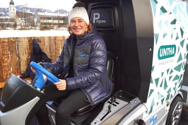 Monika Kohlreiter auf der Eismaschine.