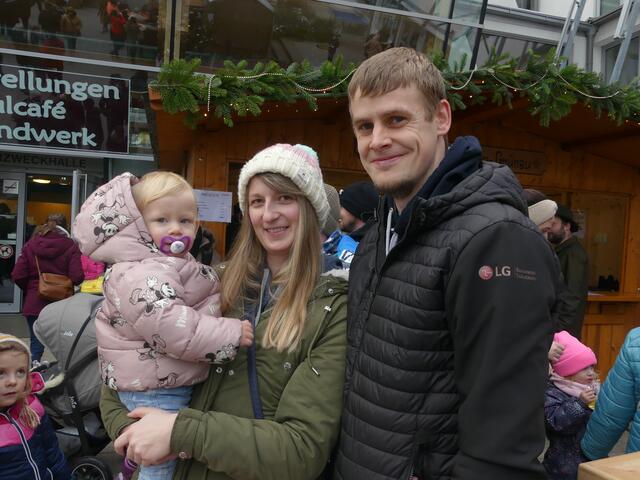 Nikolaus besucht den Grünauer Advent | 10.12.2023
selina Burmetler, Claudia Motusz und Thomas Burmetler besuchen den Adventmarkt! | Foto: Nina Taurok