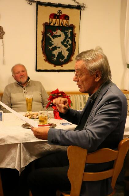 Karlheinz Kohlhammer trägt eine weihnachtliche Geschichte vor