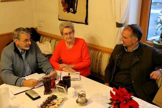 Obmann Karl Dudek (li) bei seinem Gang durch das Vereinsjahr