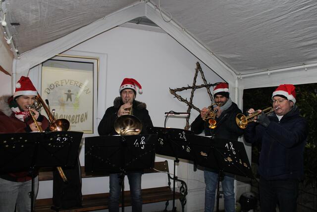 Der MV Mischendorf sorgte mit Weihnachtsliedern für gute Stimmung. | Foto: Anika Paul