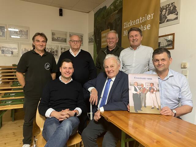 Historiker Walter Dujmovits (vorne Mitte) erzählte, Helmut Wukovits, Daniel Mozgan, Manfred Klanatsky, Werner Sinkovics, Siegfried Sinkovits, Rainer Klanatsky (von links) und viele andere hörten zu.