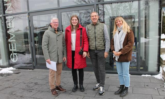 Josef Singer (Bgm Götzens), Emma Fürweger und Josef Holzknecht, Myriam Zocchi (KEM Managerin)  | Foto: Markus Lanznaster