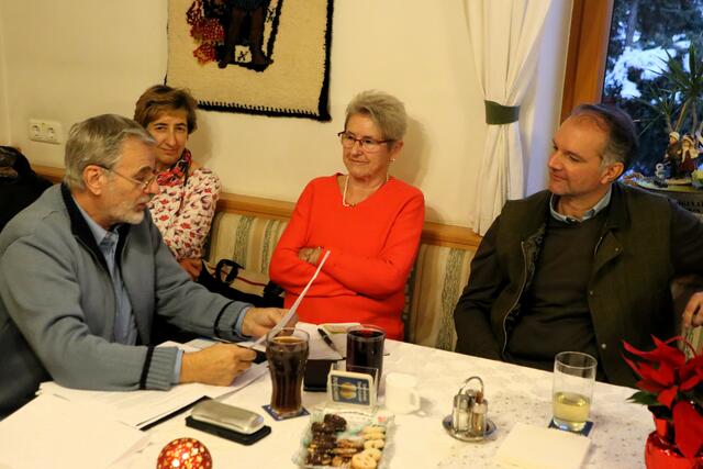 Gastwirtin Sonja Nabernik (2.v.l.) als aufmerksame Zuhörerin