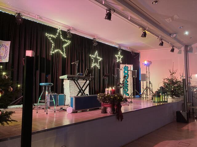 Das Fest kann beginnen - für die Bühnengestaltung zeichnete die Gattin von Stefan Kurzmann, Anita