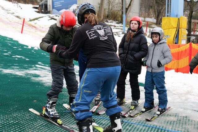 Skilehrer zeigten den Kids worauf sie achten müssen. | Foto: Maximilian Spitzauer