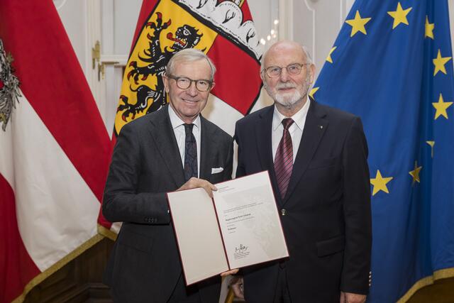 Landeshauptmann Wilfried Haslauer bei der Überreichung des Berufstitels "Professor" an Erich Urbanek. | Foto: Land Salzburg/Neumayr/Leopold