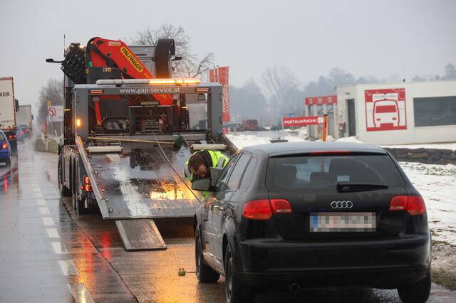 Nachdem ein Audi auf das Vorderfahrzeug auffuhr traten große Mengen Öl aus dem Fahrzeug aus und verunreinigten die Wiener Straße bei Marchtrenk. | Foto: laumat.at