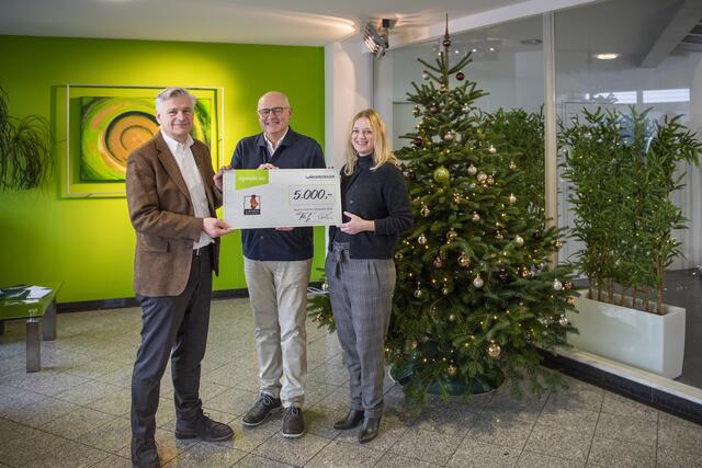 Wintersteiger-CEO Florestan von Boxberg (li) und Elisabeth Kriechbaumer (Director Human Resources) übergeben 5.000 Euro an den Obmann des Sozialvereins, Christoph Wiesner.
 | Foto: @kaufmann