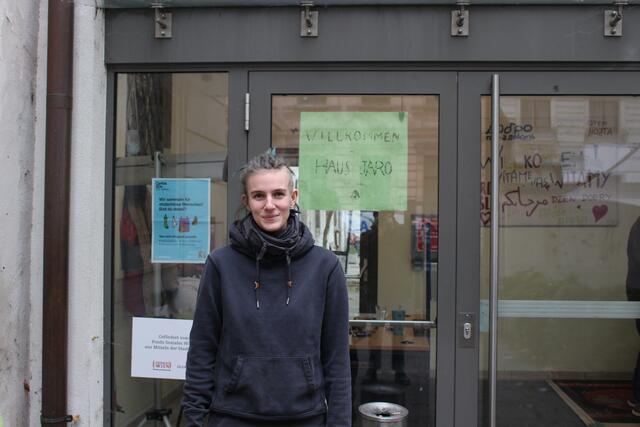 Sophia Böing vor dem Haus Jaro.  | Foto: Martin Jelicic