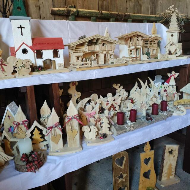 Aus Holz fertigt Josef Schardinger in seiner Bastelstube in Vichtenstein Krippen, Dekorationsartikel und Weihnachtsbasteleien. | Foto: Josef Schardinger