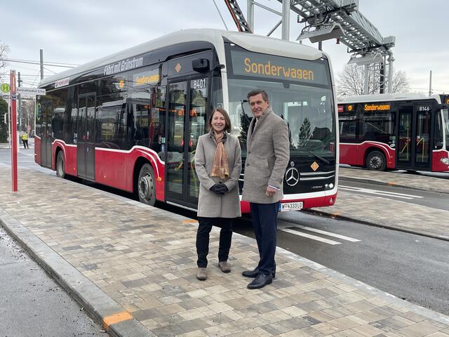 Gudrun Senk von den Wiener Linien und Öffi-Stadtrat Peter Hanke (SPÖ) begutachteten die neuen E-Busse. | Foto: Johannes Reiterits/RMW