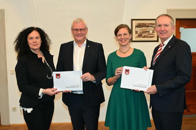 v.l. 2. Vizebürgermeisterin Charlotte Toth-Kanyak, Bürgermeister Thomas Steiner, Grünen-Klubobfrau Anja Haider-Wallner und Finanzstadtrat Michael Freismuth. | Foto: Eisenstadt 