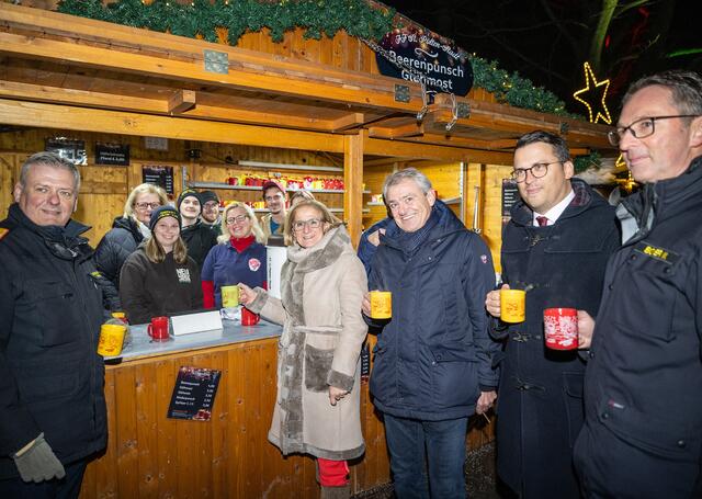 Landeshauptfrau Johanna Mikl-Leitner mit (re.) Helge Haslinger, Vorstandsdirektor der Sparkasse NÖ Mitte, Landesfeuerwehrkommandant Dietmar Fahrafellner (li. außen) und seinem Stellvertreter Martin Boyer (re. außen) beim Besuch der vielen Feuerwehr-Stände am Weihnachtsmarkt. | Foto: NLK Pfeiffer