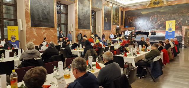 Anfang Dezember lud der Lions Club Graz-Forum diejenigen zur Adventtafel, die nicht allzu häufig an festlich gedeckten Tafeln Platz nehmen können. | Foto: Lions Club Graz-Forum