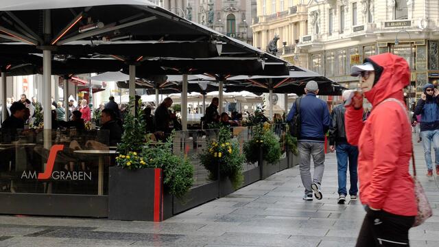 Die Gastronomen der City würden immer mehr auf Decken und Felle zurückgreifen, wie Dieter Steup, Obmann der Wirtschaftskammer im 1. Bezirk, beteuert. | Foto: Max Spitzauer