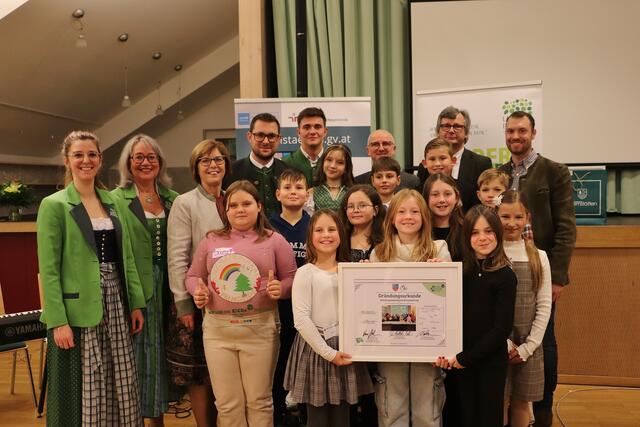 Premstättens erster Kindergemeinderat mit Kommunalpolitikern und Mitarbeitern der Landentwicklung Steiermark. | Foto: Edith Ertl