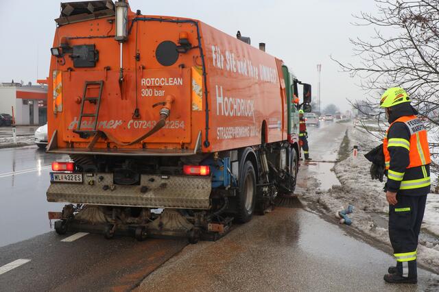 Nachdem ein Audi auf das Vorderfahrzeug auffuhr traten große Mengen Öl aus dem Fahrzeug aus und verunreinigten die Wiener Straße bei Marchtrenk. | Foto: laumat.at