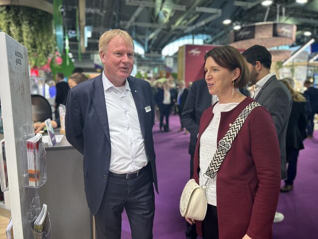 Landesrätin Michaela Langer-Weninger am Messestand von Agrana. Frucht, Stärke und Zucker – in diesen drei Sparten ist das Unternehmen mit Hauptsitz in Wien weltweit tätig. | Foto: Auer