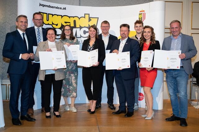 Die Vertreter:innen der ausgezeichneten Gemeinden des Bezirkes Urfahr-Umgebung mit Landesrat Wolfgang Hattmannsdorfer. | Foto: Land OÖ/Daniela Sternberger