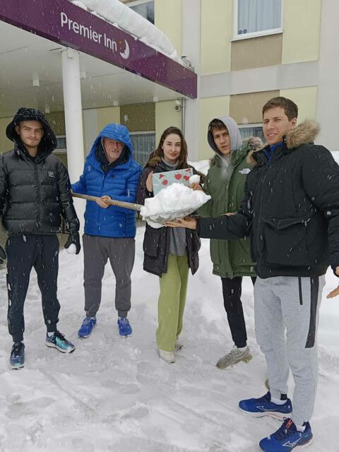 Schneebälle anstatt Tischtennis-Bällen: Das Welser Tischtennis-Team nahm das Warten am Münchner Flughafen gelassen. | Foto: Bernhard Humer