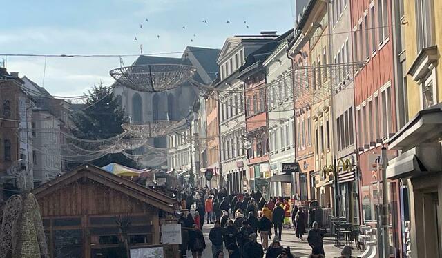 Am Villacher Adventmarkt ist heuer einiges los. Wie hier, am vergangenen verlängerten Wochenende am Hauptplatz der Draustadt. | Foto: MeinBezirk.at