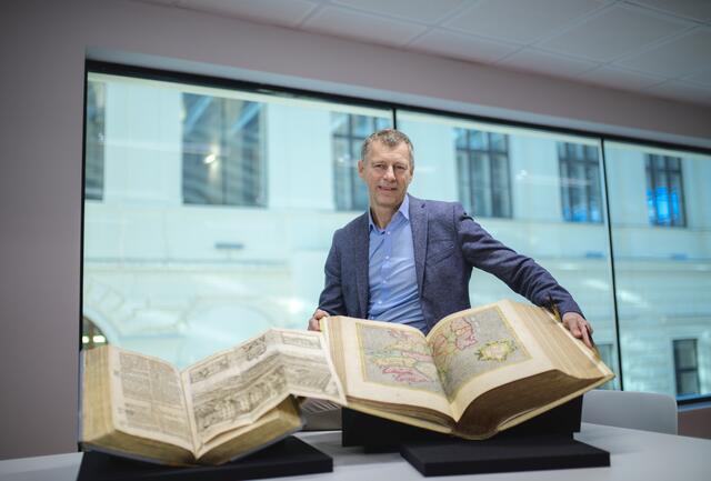Projektleiter Thomas Csanády mit zwei Exemplaren aus der einzigartigen Sammlung. | Foto: Uni Graz/Tzivanopoulos