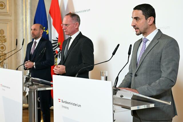 In einer Presskonferenz gaben der Generaldirektor für die öffentliche Sicherheit Franz Ruf, Innenminister Gerhard Karner (ÖVP) sowie DSN-Direktor Omar Haijawi-Pirchner einen Ausblick auf die Zukunft des österreichischen Staatschutzes. | Foto:  HELMUT FOHRINGER / APA / picturedesk.com